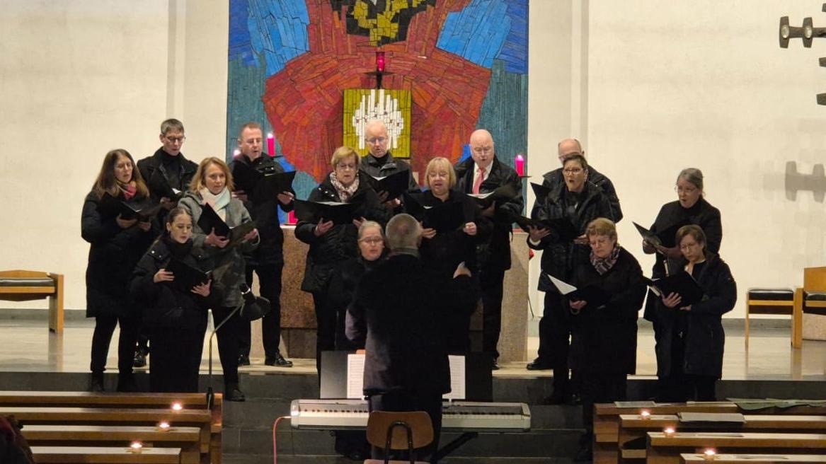 Kirchenchor beim Adventskonzert Niederbreitbach 2025